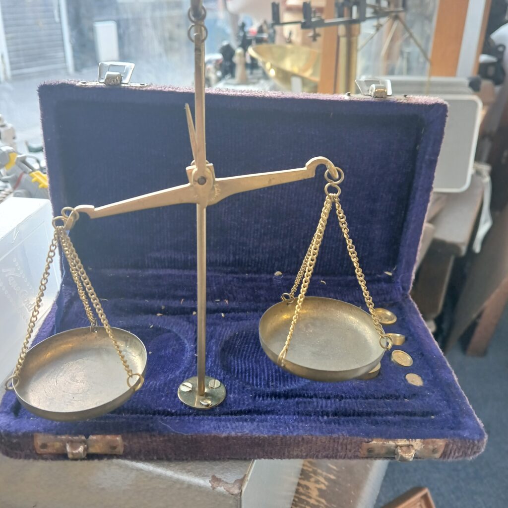 Set of Scales With weights - Chemical or jewellers scales